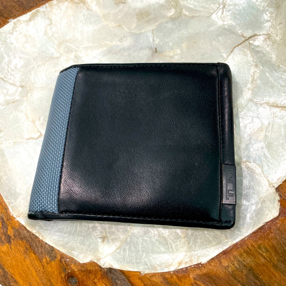 Men’s tumi bifold wallet
